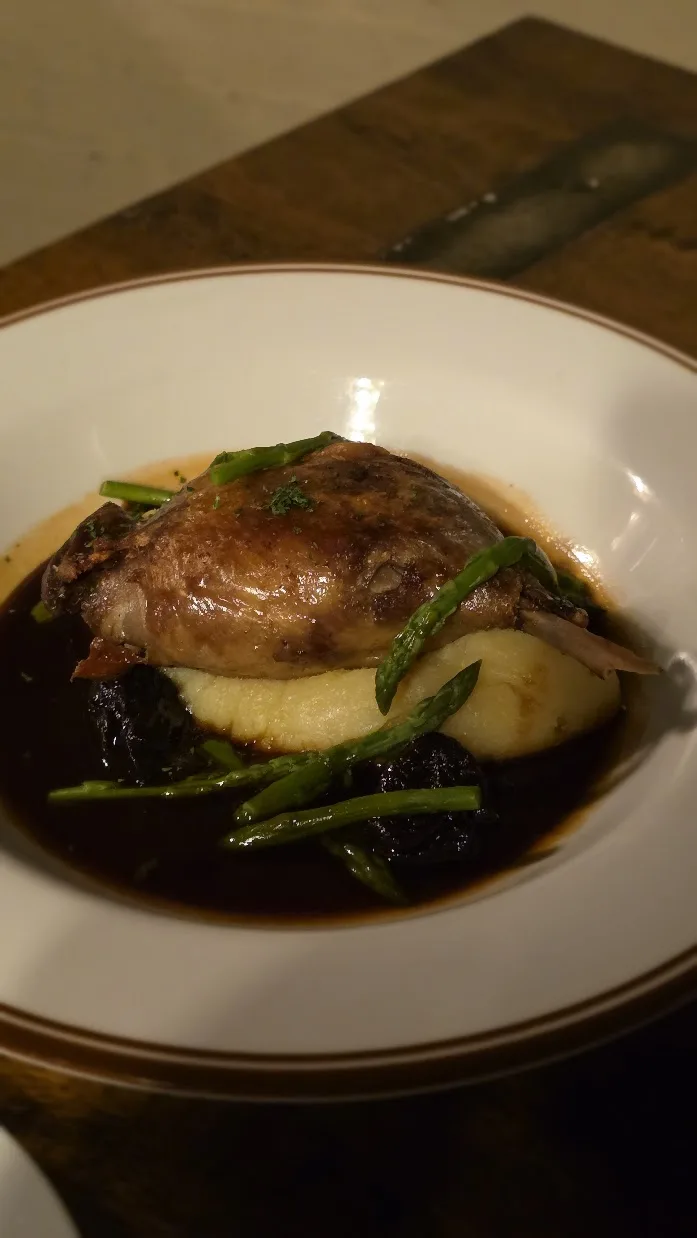 Cuisse de canard confite, pomme purée, asperges, pruneaux & sauce au Madeire