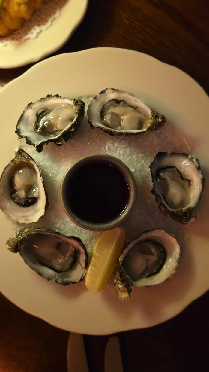 Oysters natural with mignonette
